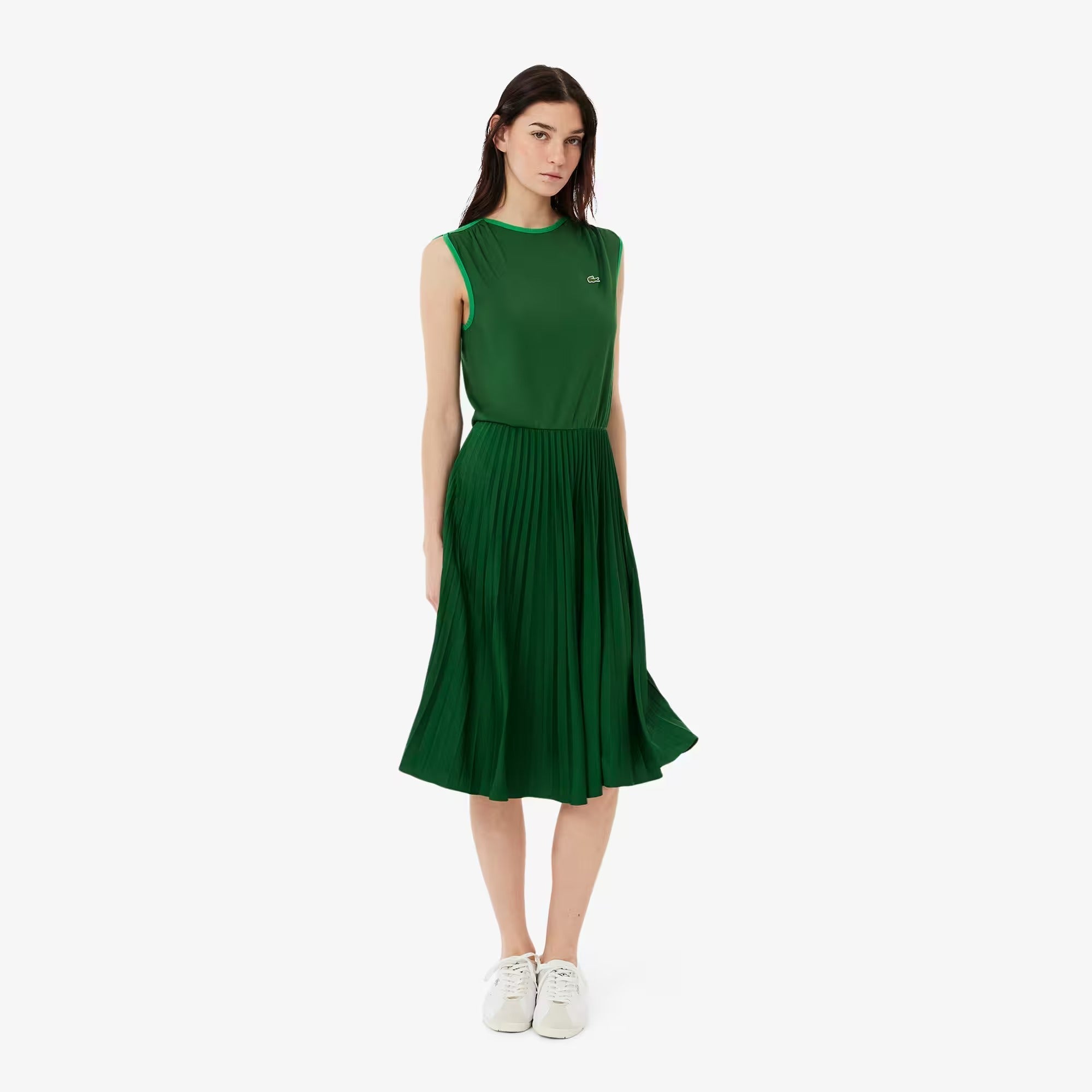 Vestido Feminino Fluido sem Mangas com Saia Plissada em Modelagem Regular