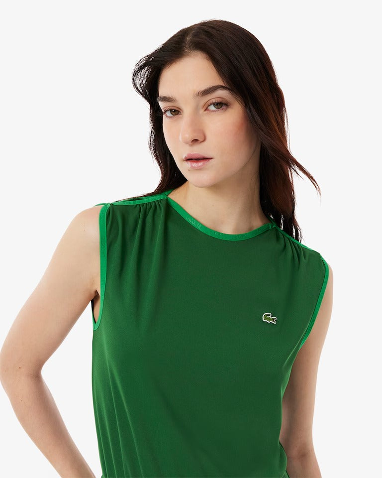 Vestido Feminino Fluido sem Mangas com Saia Plissada em Modelagem Regular
