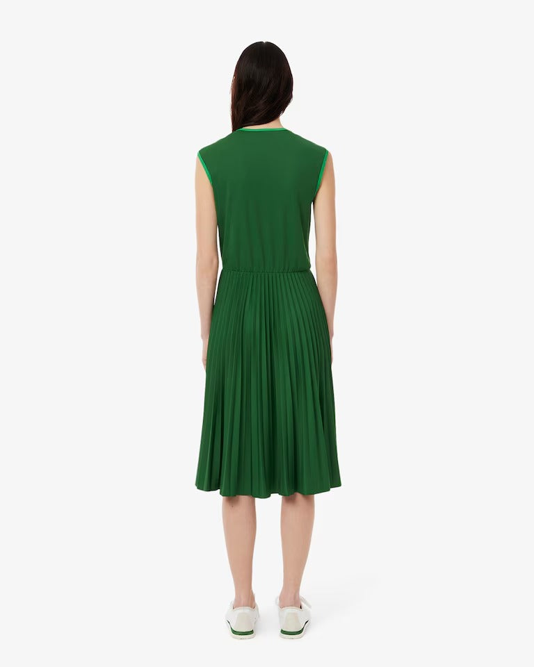 Vestido Feminino Fluido sem Mangas com Saia Plissada em Modelagem Regular