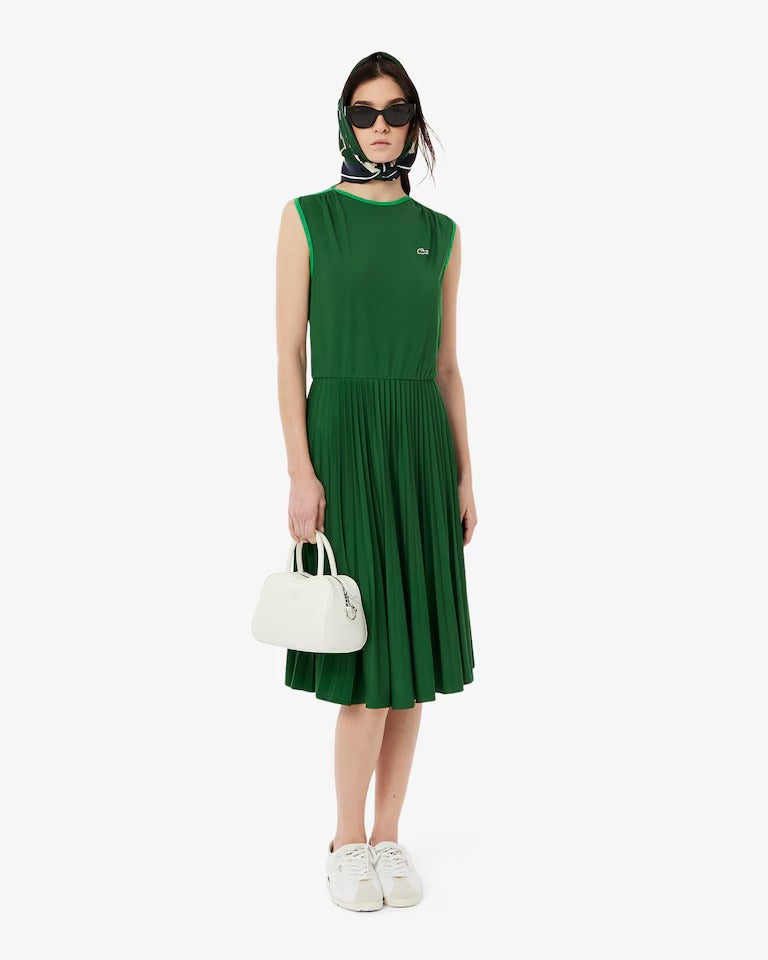 Vestido Feminino Fluido sem Mangas com Saia Plissada em Modelagem Regular